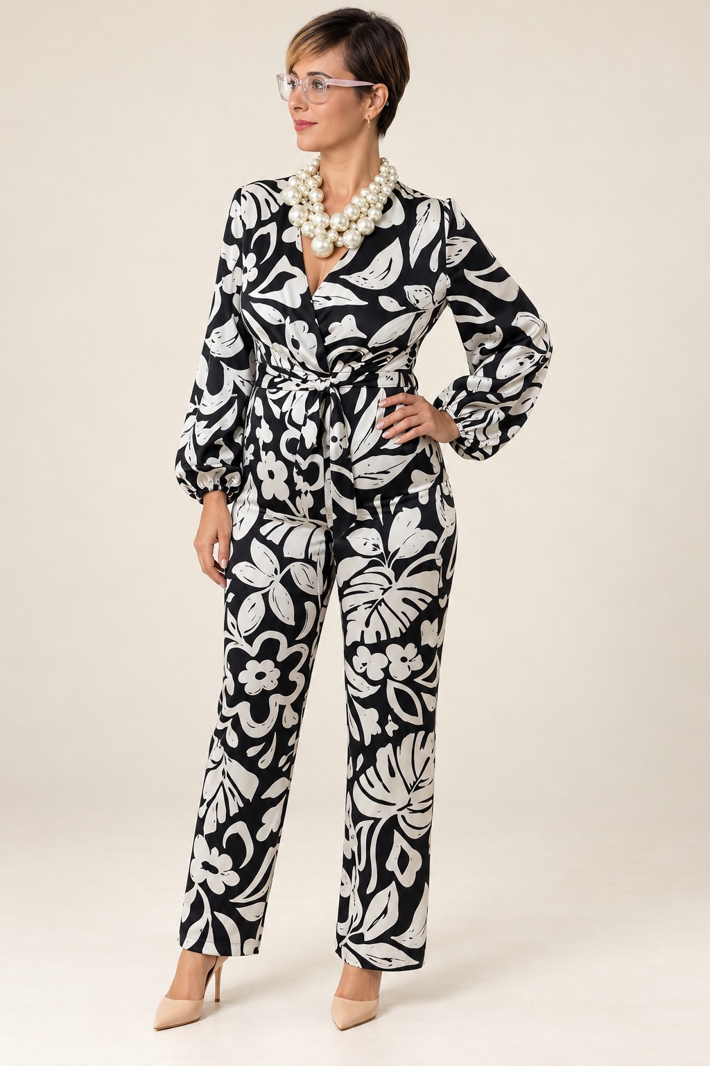 Modelo virtual con conjunto estampado y accesorios